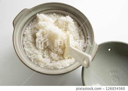 米飯在鍋裡煮熟 米飯在鍋裡煮熟 126854360