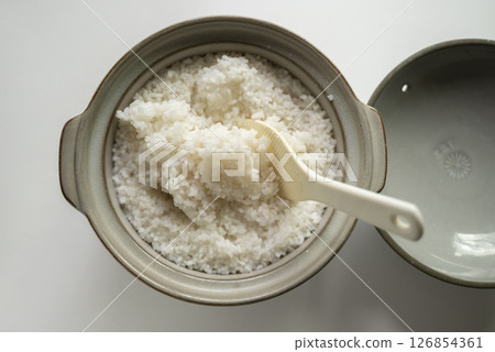 米飯在鍋裡煮熟 米飯在鍋裡煮熟 126854361