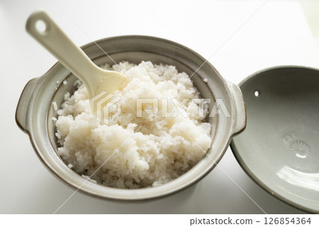 米飯在鍋裡煮熟 126854364