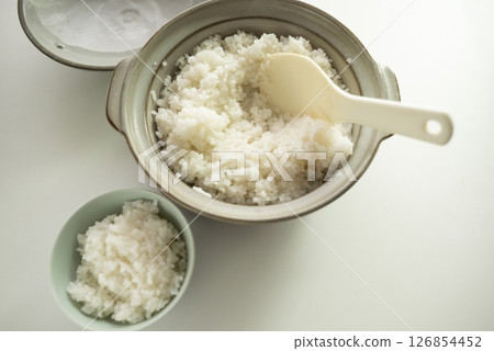 Clay pot rice served in a rice bowl 126854452