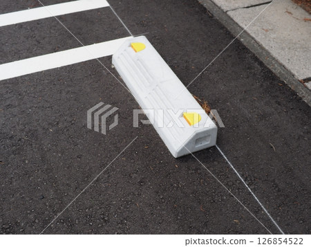 停車場的場景。複製空間。探索並感受隱藏在瀝青中的世界。享受陰天 停車場的場景。複製空間。探索並感受隱藏在瀝青中的世界。享受陰天 126854522