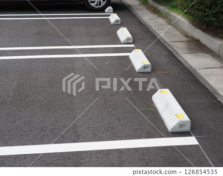 停車場的場景。複製空間。探索並感受隱藏在瀝青中的世界。享受陰天 126854535