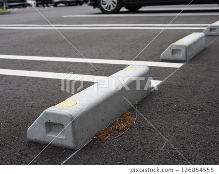 停車場的場景。複製空間。探索並感受隱藏在瀝青中的世界。享受陰天 停車場的場景。複製空間。探索並感受隱藏在瀝青中的世界。享受陰天 126854558