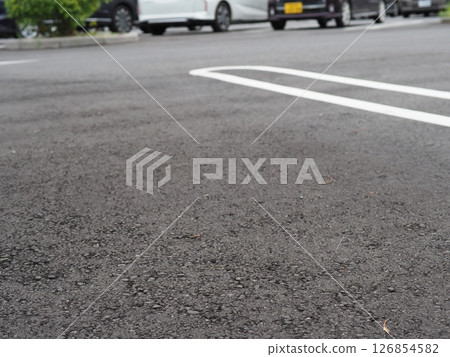 停車場的場景。複製空間。探索並感受隱藏在瀝青中的世界。享受陰天 停車場的場景。複製空間。探索並感受隱藏在瀝青中的世界。享受陰天 126854582
