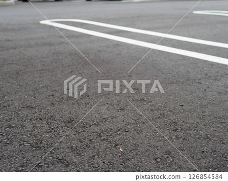 停車場的場景。複製空間。探索並感受隱藏在瀝青中的世界。享受陰天 停車場的場景。複製空間。探索並感受隱藏在瀝青中的世界。享受陰天 126854584