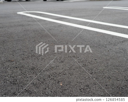 停車場的場景。複製空間。探索並感受隱藏在瀝青中的世界。享受陰天 停車場的場景。複製空間。探索並感受隱藏在瀝青中的世界。享受陰天 126854585