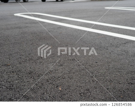 停車場的場景。複製空間。探索並感受隱藏在瀝青中的世界。享受陰天 停車場的場景。複製空間。探索並感受隱藏在瀝青中的世界。享受陰天 126854586