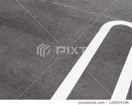 停車場的場景。複製空間。探索並感受隱藏在瀝青中的世界。享受陰天 126854596