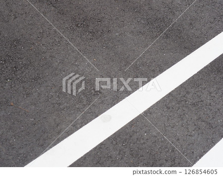 停車場的場景。複製空間。探索並感受隱藏在瀝青中的世界。享受陰天 126854605