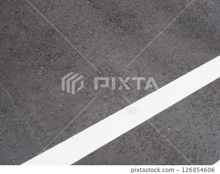 停車場的場景。複製空間。探索並感受隱藏在瀝青中的世界。享受陰天 126854606