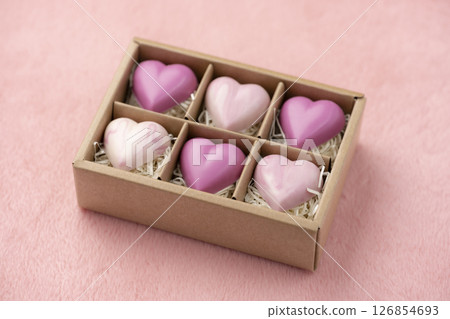 心型巧克力擺放在禮盒中 126854693