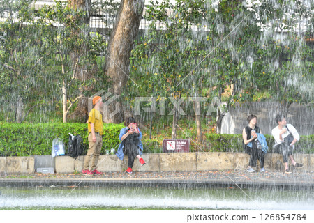 People are surprised when the fountain suddenly rises at Wadakurabashi Fountain Park 126854784