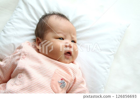 寶貝盯著她 126856693