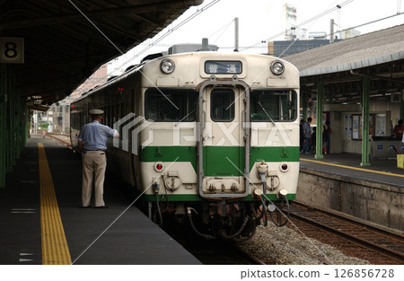 列車員在月台上等待出發 126856728
