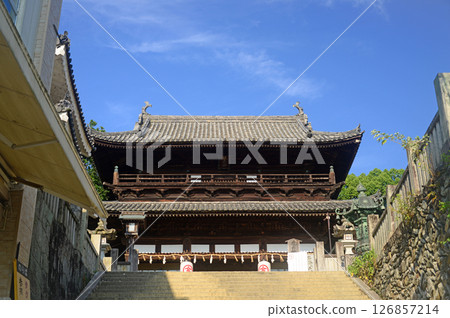 The main gate of the approach to Konpira Shrine in Kagawa Prefecture 126857214