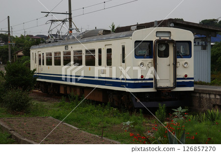 一列單車廂火車停在鄉村終點站 126857270