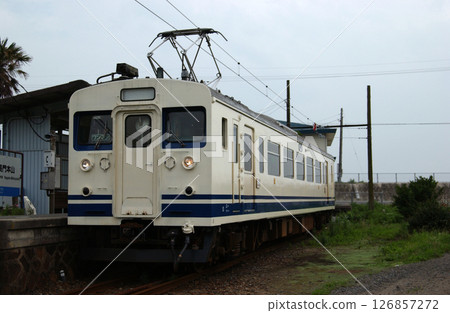 一列單車廂火車停在鄉村終點站 126857272