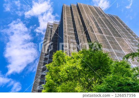 日本橫濱城市景觀：公寓大樓維修檢查、鷹架和防護網 126857356