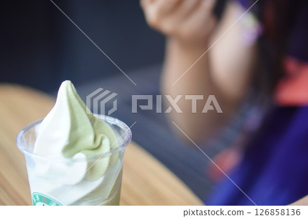 孩子們在路上吃的軟冰淇淋 孩子們在路上吃的軟冰淇淋 126858136