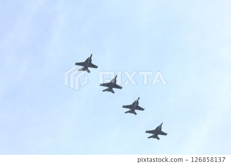 美國海軍的 FA-18E 超級大黃蜂戰鬥攻擊機因電影《壯志凌雲》而聞名，它在艦載機上編隊飛行。 126858137