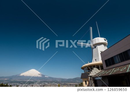 白色風車後方可見白雪皚皚的富士山 126859650