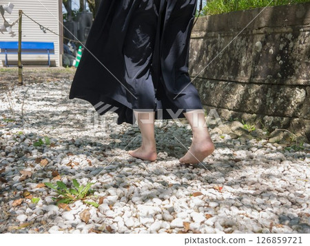 Barefoot Road - Increase your luck 126859721