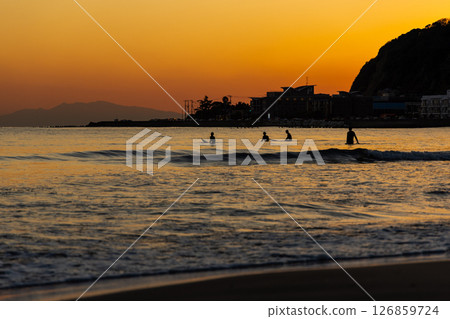 夕陽下的由比濱海灘和衝浪者 夕陽下的由比濱海灘和衝浪者 126859724