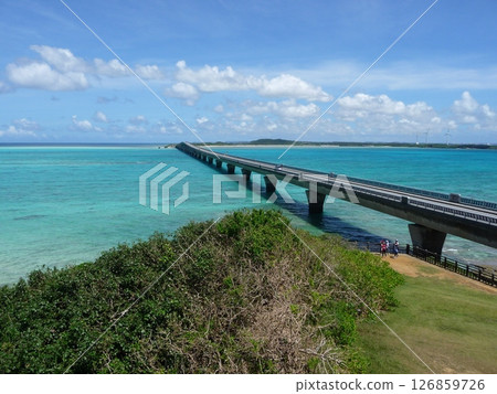 伊良部大橋和翠綠海洋的壯麗景色 126859726
