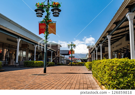 靜岡縣禦殿場市的御殿場奧特萊斯購物中心和富士山 126859818
