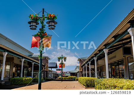 靜岡縣禦殿場市的御殿場奧特萊斯購物中心和富士山 126859819