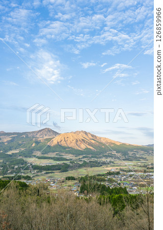 Panoramic view with Mount Aso in the background: "A magnificent view from the lawn area (observation deck) of Kannonzakura Park" (Minamiaso Village, Aso District) 126859966