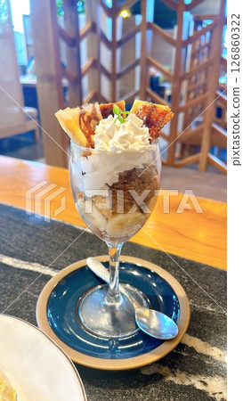 Chocolate banana parfait 126860322