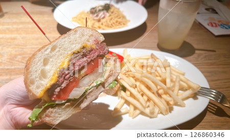 時尚咖啡館的美式漢堡 126860346