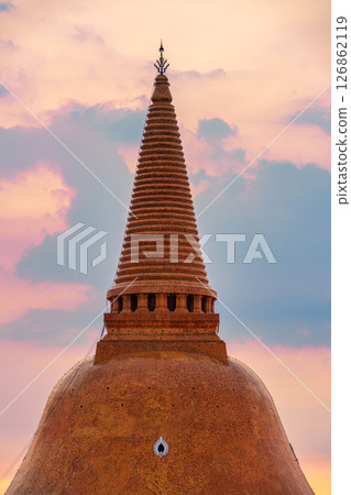 Phra Pathom Chedi or big golden Buddhist stupa and evening sky at Nakhon pathom 126862119