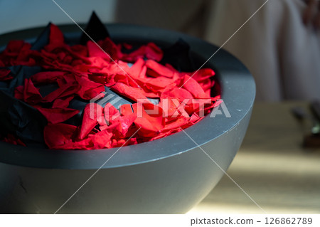 紅色花瓣在黑色花盆中格外醒目 紅色花瓣在黑色花盆中格外醒目 126862789