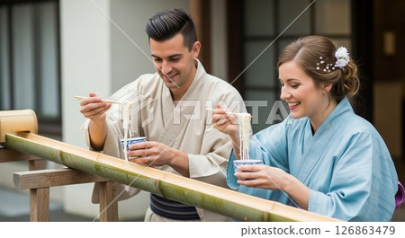 身著浴衣的外國情侶笑容滿面地享受日式流水素面體驗 126863479