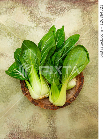 Fresh bok choy, close-up, in a wooden bowl, top view, no people, 126864323
