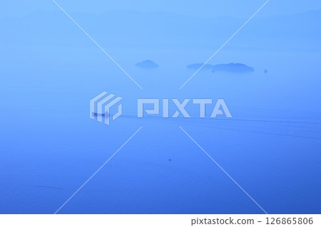 The Seto Inland Sea and islands shrouded in thick fog 126865806