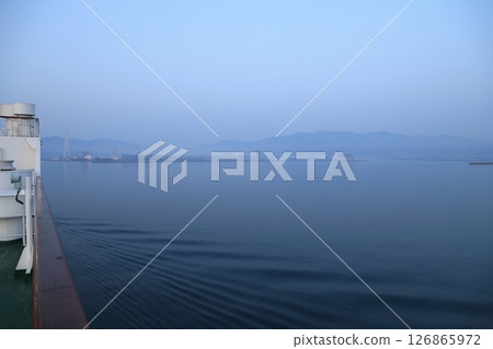 一艘船駛過東洋港灣 一艘船駛過東洋港灣 126865972