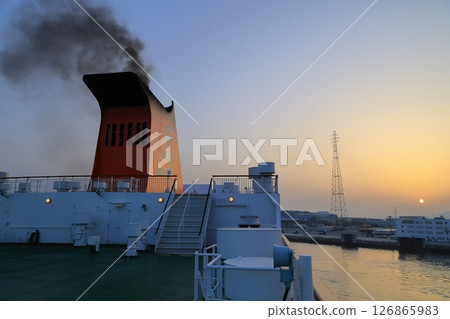 渡輪上的早晨 126865983