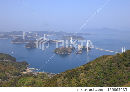 春霧中的來島海峽大橋和瀨戶內海-2 126865985