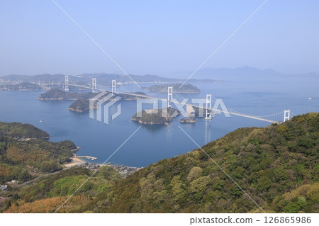 來島海峽大橋與瀨戶內海的春霧-1 126865986