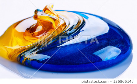 藍色和黃色顏料混合的抽象宏觀鏡頭/具有藝術流動和美麗色彩的背景材料 藍色和黃色顏料混合的抽象宏觀鏡頭/具有藝術流動和美麗色彩的背景材料 126866143