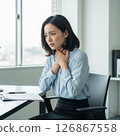 一位女士因喉嚨痛無法在辦公室工作，她很擔心 126867558