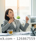 一位女士因喉嚨痛無法在辦公室工作，她很擔心 126867559