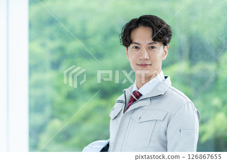 在建築業工作的男性員工。 126867655
