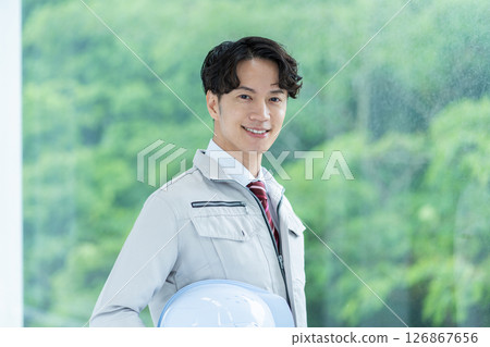 在建築業工作的男性員工。 126867656