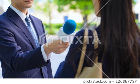 男記者進行街頭採訪 126867757