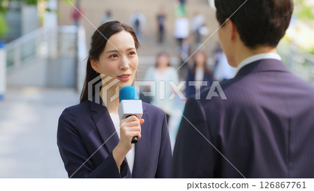 做街道採訪的女記者 126867761