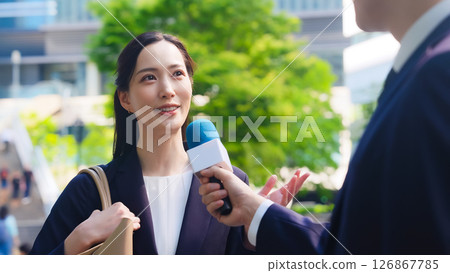 一位女商界人士在街頭接受採訪 126867785